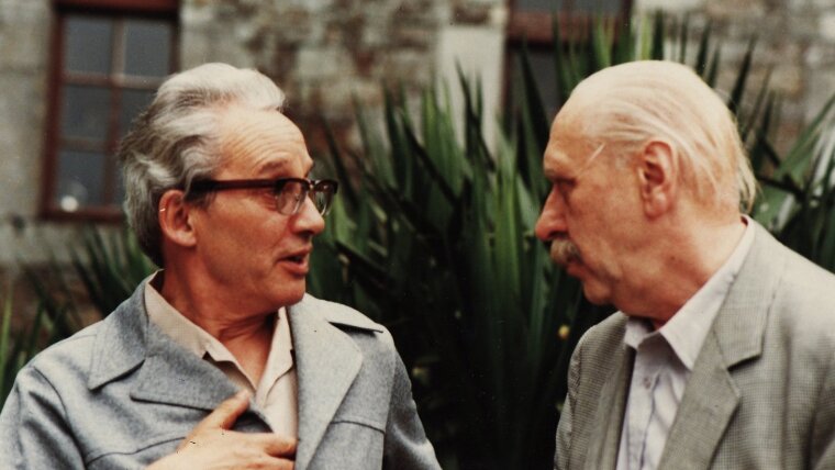 Farbfoto von Paul Ricœur und A. J. Greimas im Gespräch.